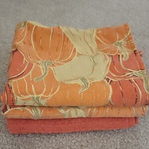 FREE W ANY PURCHASE! Weavers Pumpkin-Patterned Towels